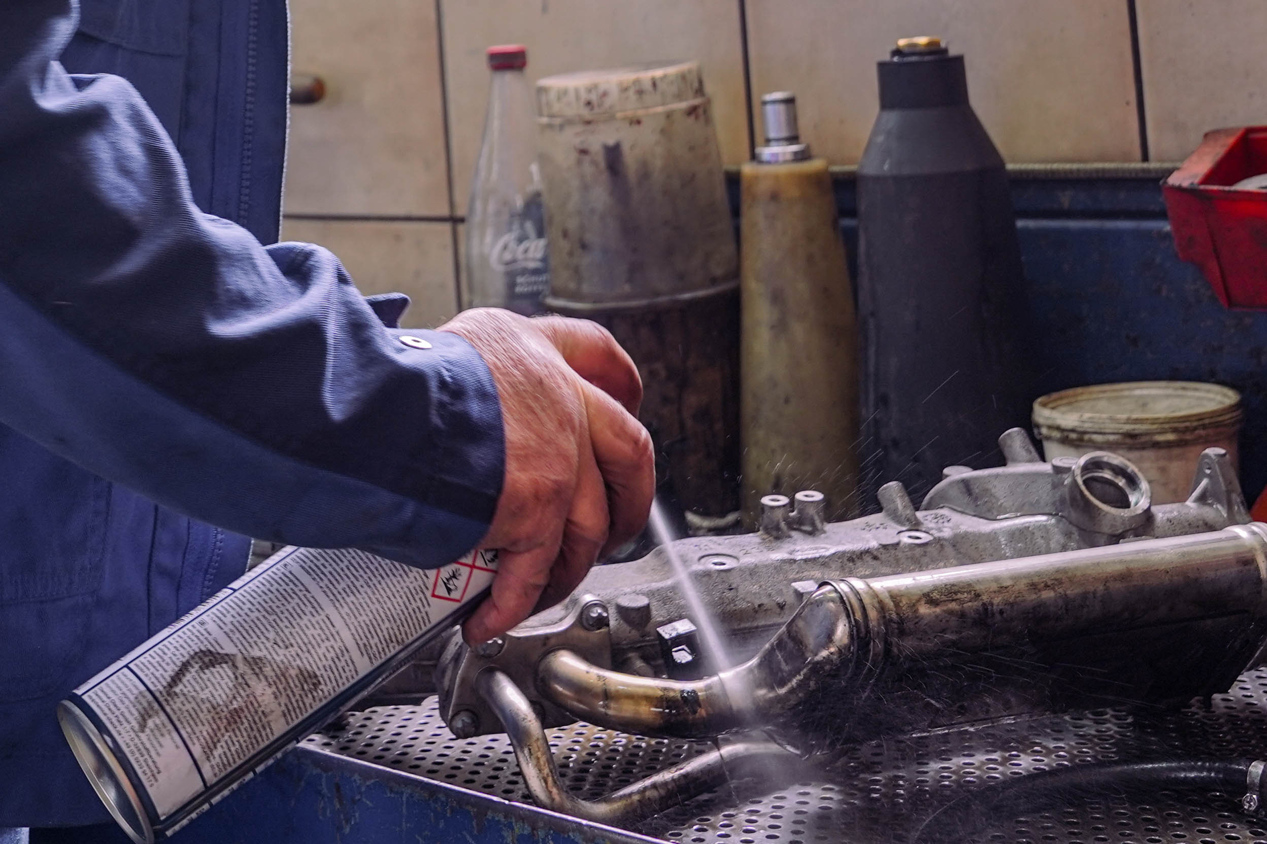 Nahaufnahme: Reinigung eines Metallteils mit Sprühdose