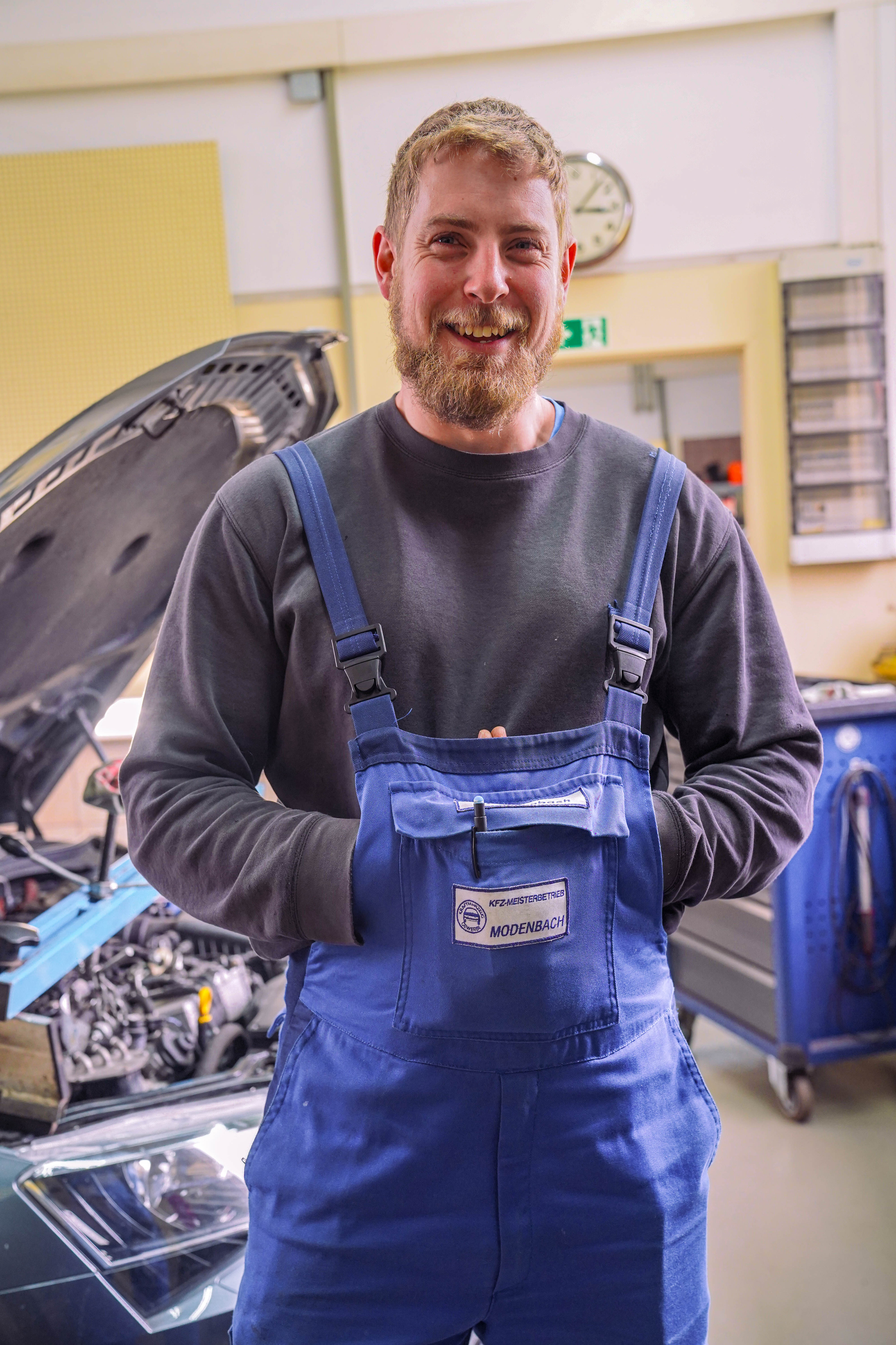Florian Modenbach lachend in seiner Werkstatt